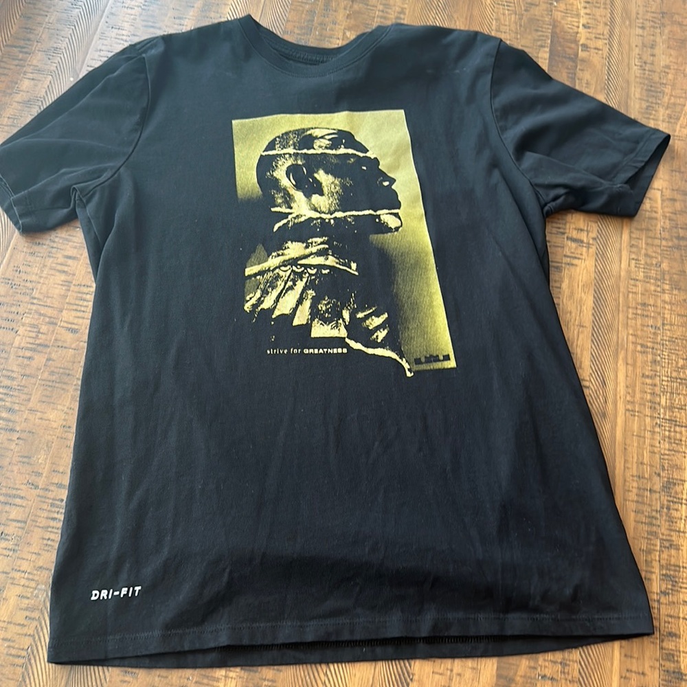 LeBron Tee - M